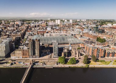 Glasgow İskoçya: 18 Mayıs 2025: St Andrew Metropolitan Katedrali ve Clyde Nehri kıyısındaki St. Enoch Alışveriş Merkezi. Drone fotoğrafı