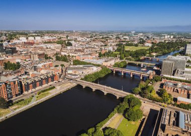 Glasgow İskoçya: 18 Mayıs 2025: River Clyde Köprülerinin güneşli bir günde Glasgow Koleji 'nin dış yüzeyi ile insansız hava aracı fotoğrafı