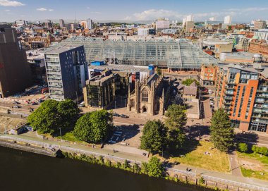 Glasgow İskoçya: 18 Mayıs 2025: St Andrew Metropolitan Katedrali ve Clyde Nehri kıyısındaki St. Enoch Alışveriş Merkezi. Drone fotoğrafı