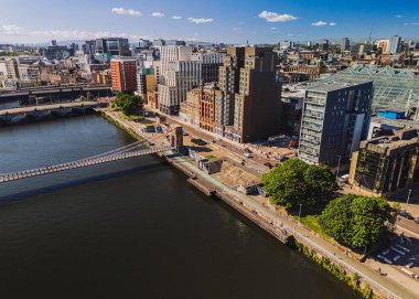 Glasgow İskoçya: 18 Mayıs 2025: Glasgow Şehir Merkezi otelleri. Güneşli bir günde Clyde Nehri üzerindeki köprüler. Güney Portland Caddesi Asma Köprüsü