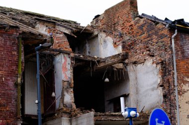 Leeds England: 3 Haziran 2024: Leeds 'teki eski bir binanın yapısal kalıntıları büyük hasar ve bozulma gösteriyor. Açığa çıkmış tuğlalar ve kırık kirişler, yapının ihmal ve yaşını vurguluyor