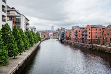 Leeds England: 3 Haziran 2024: Manzaralı Nehir Havası Leeds şehir merkezinde akıyor