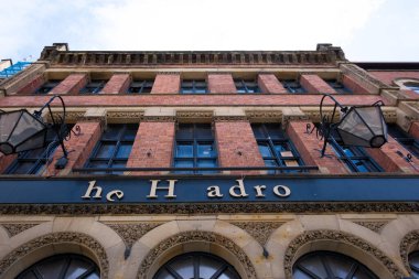 Leeds England: 3 Haziran 2024: Leeds 'teki eski İngiliz barının tarihi binası klasik mimariyi gözler önüne seriyor. Headrow Pub harap olmuş ve hasar görmüş.