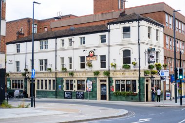 Leeds England: 3 Haziran 2024: Leeds 'teki tarihi bar geleneksel mimariyi sergiliyor. Melbourne Ales tabelası olan Tapınak Oteli barı.