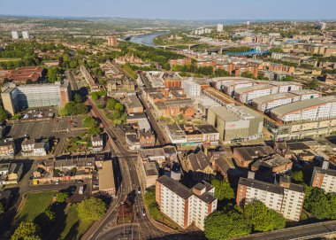 Gateshead UK: 10 Mayıs 2025: Gateshead Şehir Merkezi ufuk çizgisi. İnsansız hava aracı ile güneşli gün görüntüsü
