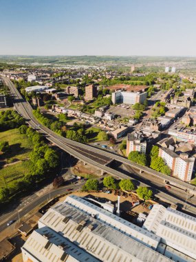 Gateshead UK: 10 Mayıs 2025: Gateshead Şehir Merkezi ve Otoyolu (A167) üstgeçidi. İnsansız hava aracı ile güneşli gün görüntüsü