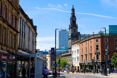 Leeds England: 2 Haziran 2024: Kutsal Trinity kilise kulesiyle güneşli bir günde Boar Lane