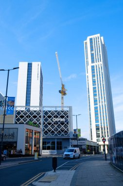 Leeds England: 2 Haziran 2024: Altus House iQ Öğrenci Konutları Leeds and Unite Students - White Rose View. Güneşli bir günde gökdelenler