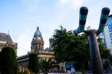 Leeds England: 2 Haziran 2024: Milenyum Meydanı el heykeli. Kenneth Armitage 'in 