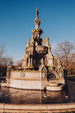 Glasgow İskoçya: 8 Ocak 2025: Güneşli kış gününde Kelvingrove Park 'taki Stewart Memorial Fountain