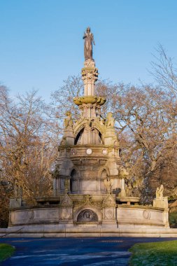 Glasgow İskoçya: 8 Ocak 2025: Güneşli kış gününde Kelvingrove Park 'taki Stewart Memorial Fountain
