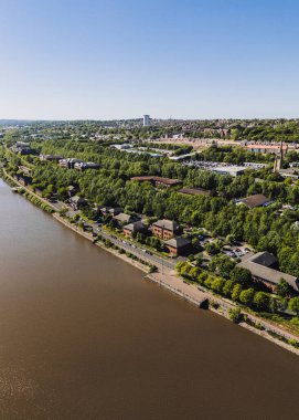 Tyne UK 'deki Newcastle: 15 Mayıs 2025: Güneşli bir günde Tyne Nehri üzerindeki NEwcastle Business Park' ın insansız hava aracı görüntüsü