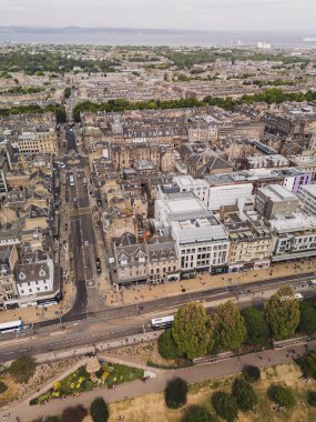 Edinburgh İskoçya: 18 Mayıs 2025: Edinburgh 'daki Princes Caddesi' nin insansız hava aracı görüntüsü güneşli bir günde şehir yaşamını ve mimarisini gözler önüne seriyor
