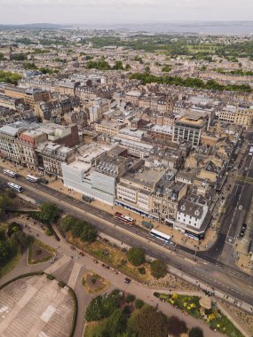 Edinburgh İskoçya: 18 Mayıs 2025: Edinburgh 'daki Princes Caddesi' nin insansız hava aracı görüntüsü güneşli bir günde şehir yaşamını ve mimarisini gözler önüne seriyor