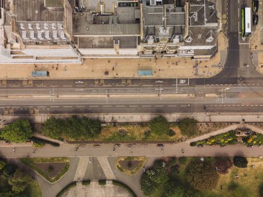 Edinburgh İskoçya: 18 Mayıs 2025: Edinburgh 'daki Princes Caddesi' nin insansız hava aracı görüntüsü güneşli bir günde şehir yaşamını ve mimarisini gözler önüne seriyor