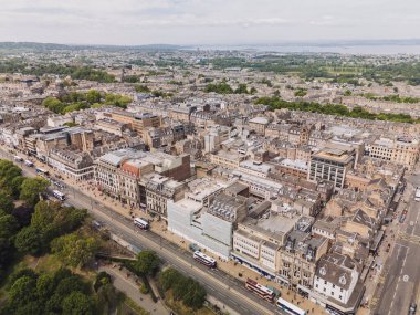 Edinburgh İskoçya: 18 Mayıs 2025: Edinburgh 'daki Princes Caddesi' nin insansız hava aracı görüntüsü güneşli bir günde şehir yaşamını ve mimarisini gözler önüne seriyor