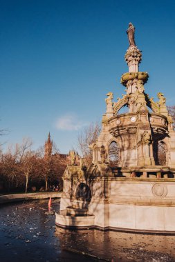 Glasgow İskoçya: 8 Ocak 2025: Güneşli kış gününde Kelvingrove Park 'taki Stewart Memorial Fountain