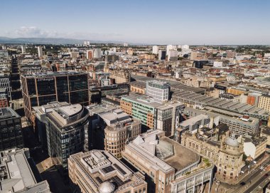 Glasgow İskoçya: 18 Mayıs 2025: Glasgow City siluetinin insansız hava aracı görüntüsü. Glasgow şehir manzarası şehir mimarisi ve Glasgow Merkez İstasyonu