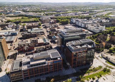 Glasgow İskoçya: 18 Mayıs 2025: Barclays Clyde Place 'in nehirdeki dış görüntülerinin insansız hava aracı görüntüleri. Barclays Bankası ofisleri