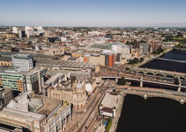 Glasgow İskoçya: 18 Mayıs 2025: Güneşli bir günde Glasgow Merkez İstasyonu ve şehrin insansız hava aracı görüntüsü
