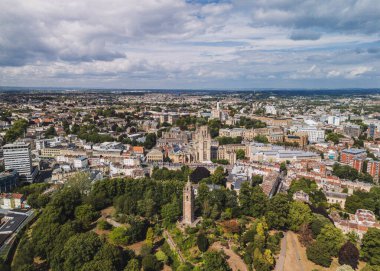 Bristol UK: 28 Temmuz 2025: Brandon Hill parkının yemyeşil yeşillikleriyle çevrili Cabot Tower 'ın nefes kesici insansız hava aracı görüntüsü. Hukuk Fakültesi arka planda