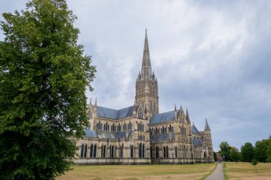 Salisbury UK: 27 Temmuz 2025: Salisbury Katedral kuleleri, İngiltere 'nin Salisbury kentindeki sessiz bir monring üzerinde kulelerini ve karmaşık tasarımlarını göstermektedir.