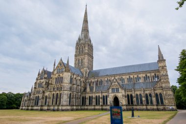 Salisbury UK: 27 Temmuz 2025: Salisbury Katedral kuleleri, İngiltere 'nin Salisbury kentindeki sessiz bir monring üzerinde kulelerini ve karmaşık tasarımlarını göstermektedir.