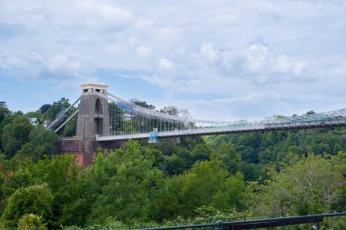 Bristol UK: 28 Temmuz 2025: Bristol 'daki Clifton Askı Köprüsü tarihi tasarımını sergileyerek restorasyondan geçiyor. Yeşillik, süreç boyunca bu ikonik yapıya doğal güzellik katar.