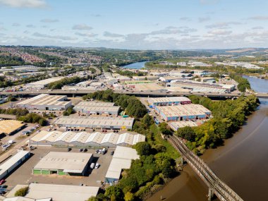 Tyne UK 'de Blaydon: 15 Ağustos 2025: Blaydon Industrial Estate, çeşitli depoları ve eski demiryolu köprüsünün geçtiği bir ticaret merkezi.