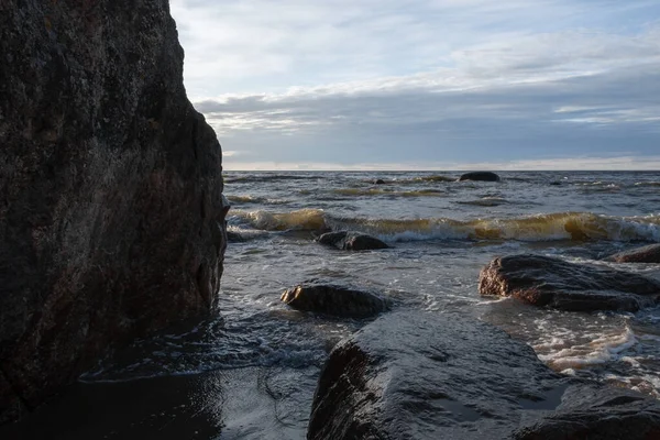 Havsutsikt Rullar Skummande Våg Sten Och Stenblock Kustgranit Havet Kvällsljus — Stockfoto