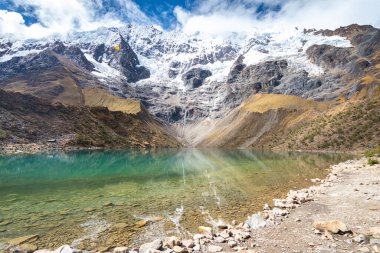 Peru And Dağları 'ndaki İnsanımsı Göl manzarası