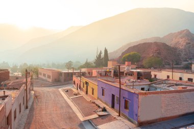 Kuzey Arjantin 'deki Purmamarca yerlilerinin sokak manzarası