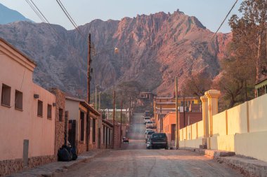 Kuzey Arjantin 'deki Purmamarca yerlilerinin sokak manzarası