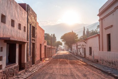Kuzey Arjantin 'deki Purmamarca yerlilerinin sokak manzarası