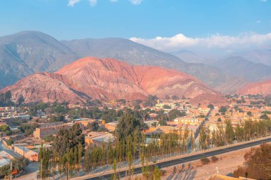Kuzey Arjantin 'deki Purmamarca yerlilerinin sokak manzarası