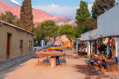 Kuzey Arjantin 'deki Purmamarca yerlilerinin sokak manzarası