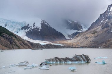 Arkadaki laguna torre ve buzulun muhteşem manzarası, Arjantin