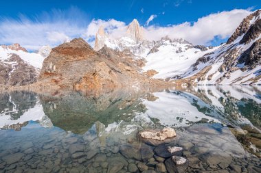 Laguna de Los Angeles 'ın panoramik görüntüsü. Arka planda Fitz Roy, Arjantin.