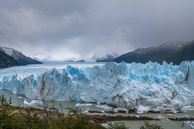 Perito Moreno buzulunun panoramik manzarası, Arjantin