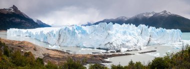 Perito Moreno buzulunun panoramik manzarası, Arjantin