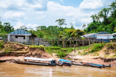 iquitos, peru. 10th september, 2022: shanty village at peruvian amazon riverbank