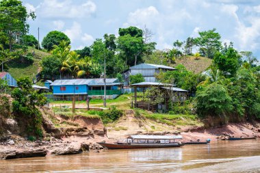 iquitos, peru. 10th september, 2022: shanty village at peruvian amazon riverbank