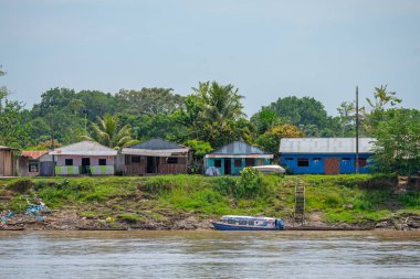 iquitos, peru. 10th september, 2022: shanty village at peruvian amazon riverbank