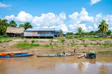 iquitos, peru. 10th september, 2022: shanty village at peruvian amazon riverbank