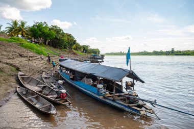 iquitos, peru. 10th september, 2022: shanty village at peruvian amazon riverbank