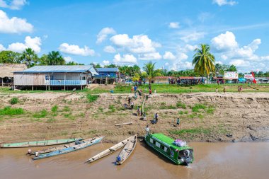 iquitos, peru. 10th september, 2022: shanty village at peruvian amazon riverbank