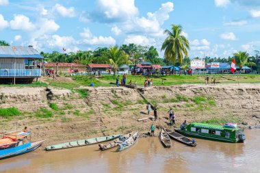 iquitos, peru. 10th september, 2022: shanty village at peruvian amazon riverbank