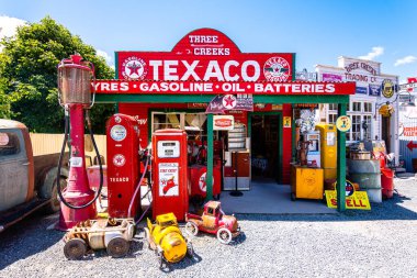 burkes pass, new zealand. 8th february, 2023: views of old burkes pass, inspired in route 66 