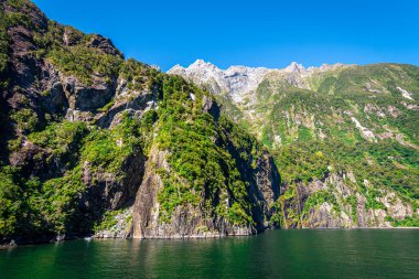 Yeni Zelanda 'daki Fiordland Ulusal Parkı manzarası