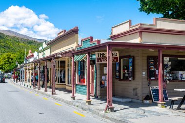 Arrowtown, Yeni Zelanda. 5 Şubat 2023: Arrowtown ana caddesinin sokak manzarası